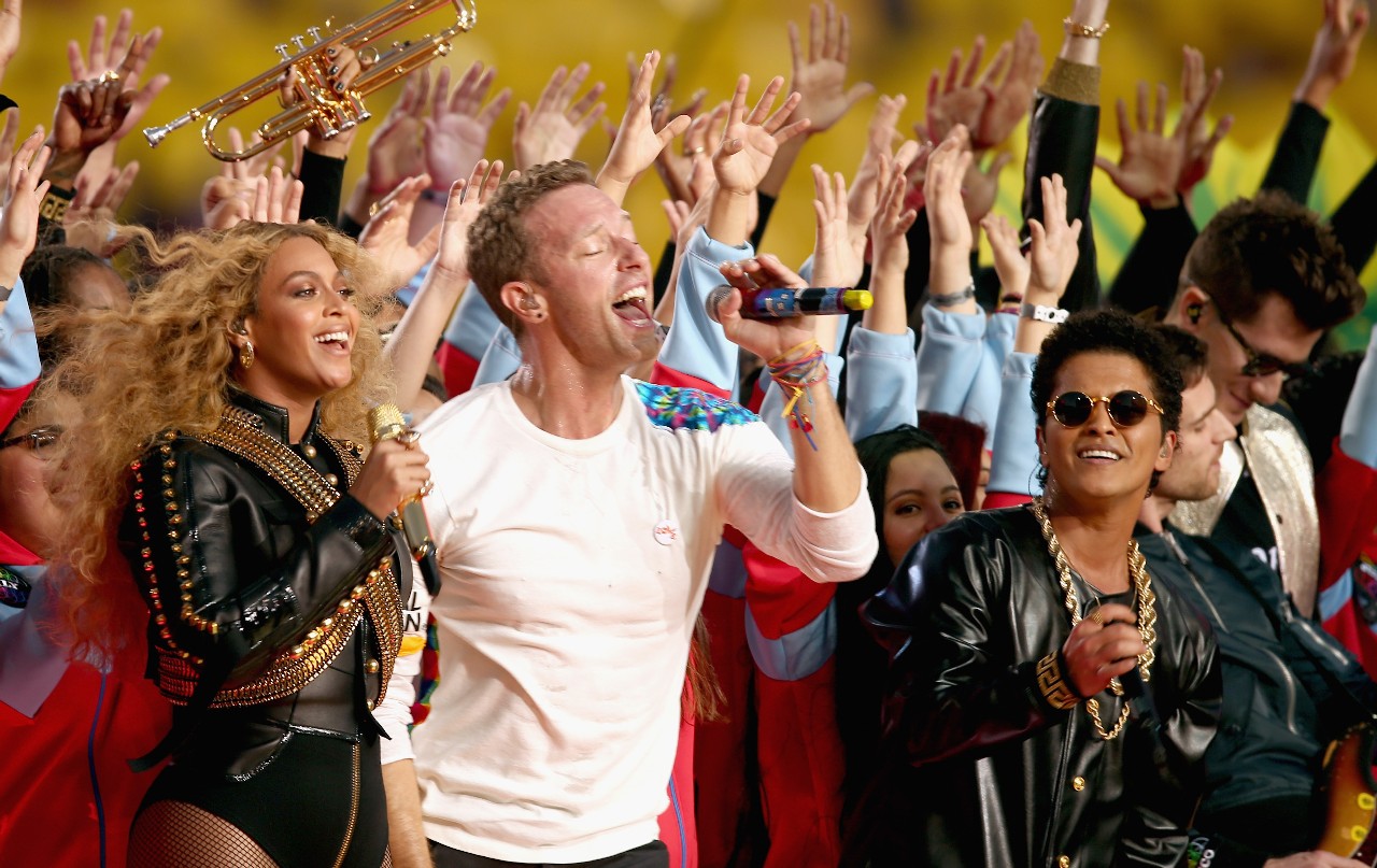 Super Bowl 2016 Halftime Show: i Coldplay, Bruno Mars e Beyoncé, tutti i look delle pop star