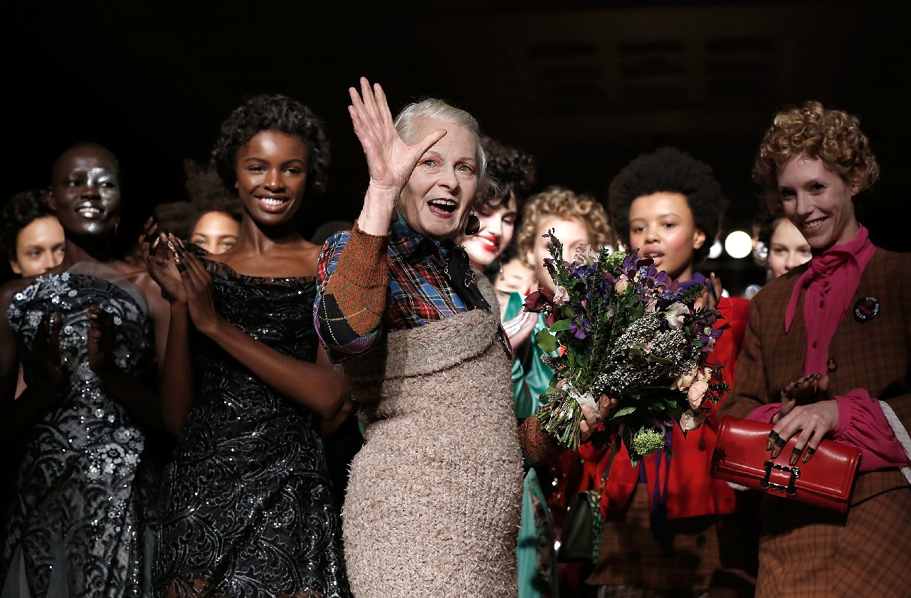 Vivienne Westwood collezione donna autunno inverno 2016 2017: la Climate Revolution e il Jocker- Giullare, la sfilata