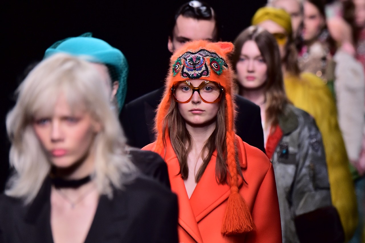 Gucci collezione donna autunno inverno 2016 2017: le concatenazioni molteplici di stili, guest Elizabeth Olsen