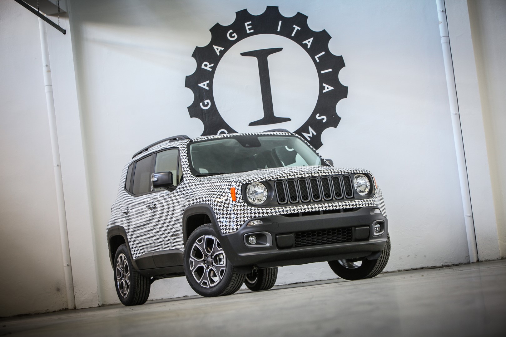 Garage Italia Customs Jeep Renegade: in versione pied-de-poule per Womanity Foundation