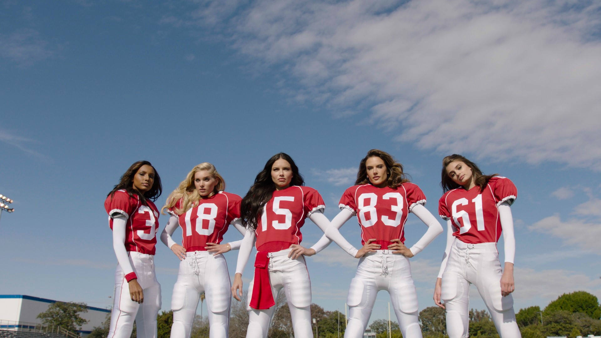 Victoria’s Secret Super Bowl 2016: Adriana Lima, Alessandra Ambrosio e gli Angeli contro i Devils, video e foto