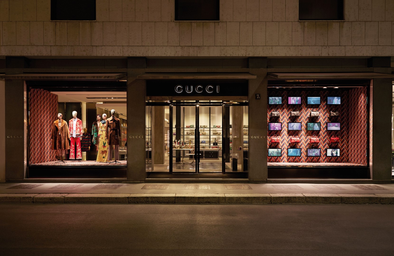 Gucci vetrine primavera estate 2016: l’audace e grafico motivo Chevron, le foto