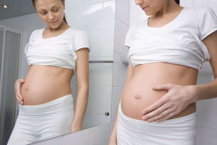 Sintomi gravidanza nel primo mese: le perdite bianche sono normali?