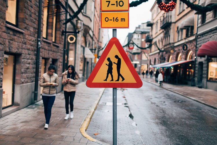 Stoccolma, cartelli stradali artistici contro l&#8217;uso dello smartphone