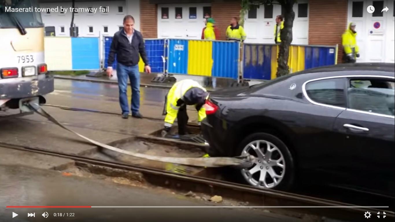 Maserati GranTurismo tirata dal tram [Video]