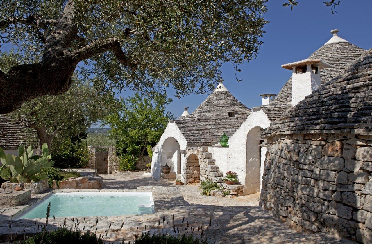 Una piscina per decorare di lusso un trullo