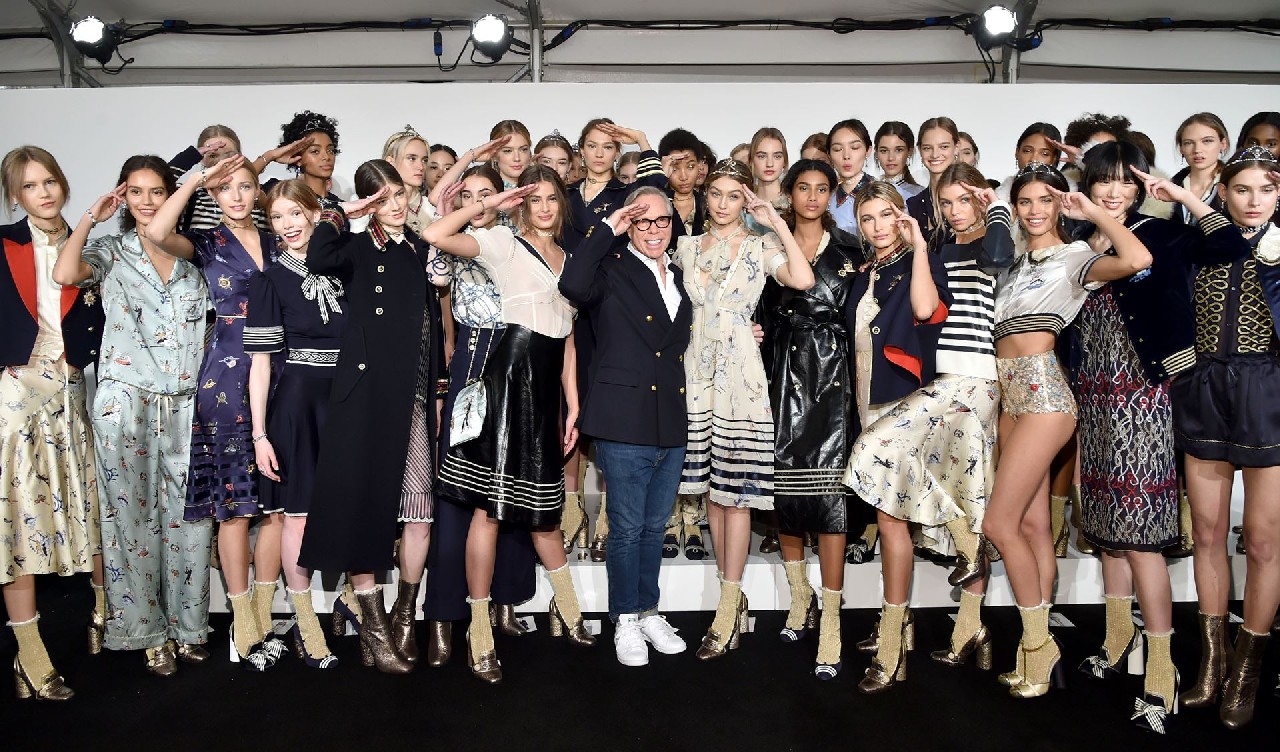 Tommy Hilfiger collezione autunno inverno 2016 2017: gli anni &#8217;40 e la nautica, guest Gigi Hadid