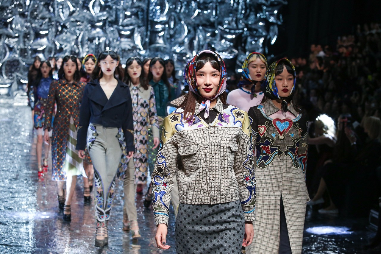 Mercedes-Benz Fashion Week Cina: la collezione autunno inverno 2016 2017 di Mary Katrantzou, le foto