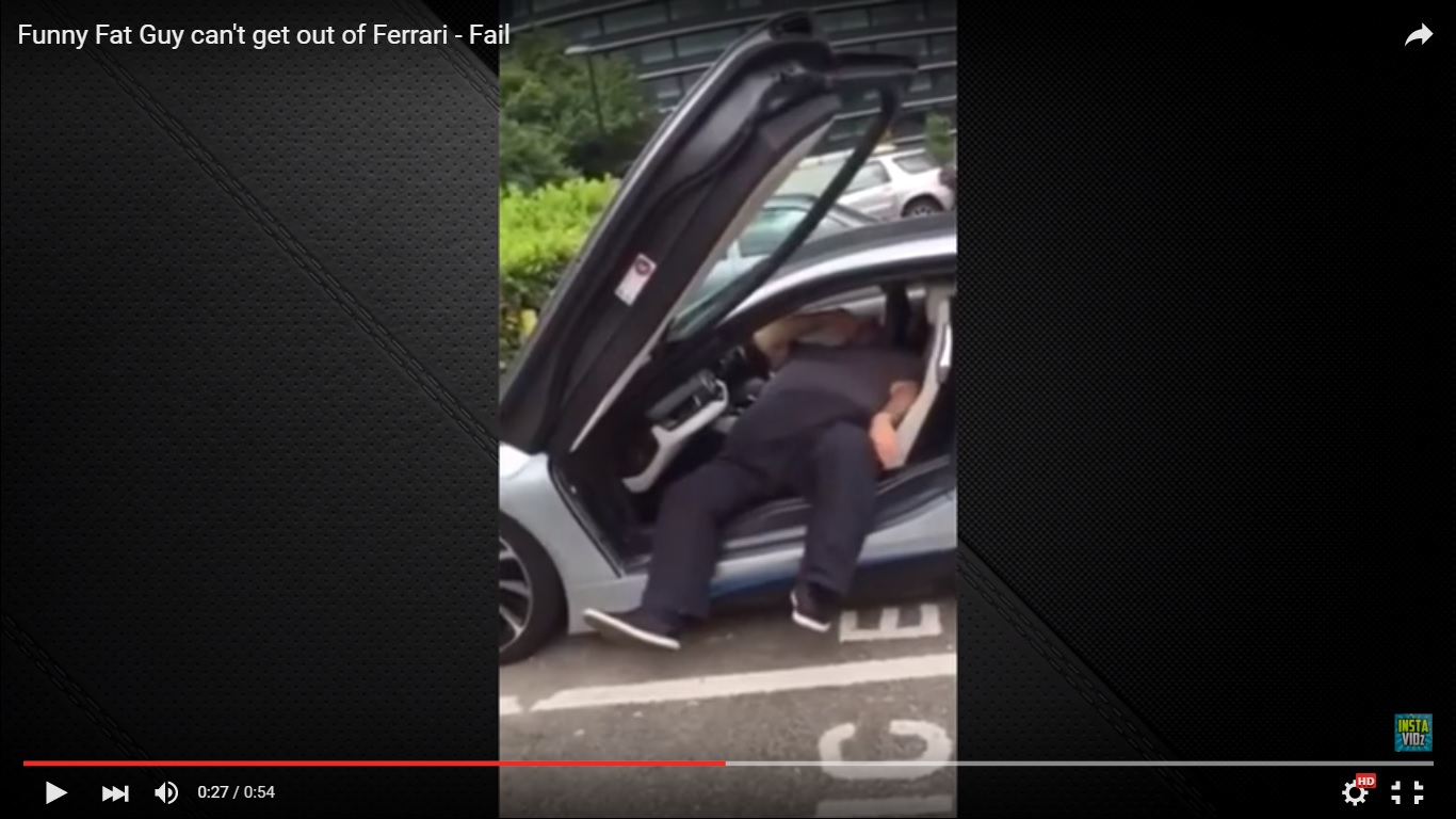 Un uomo di grossa stazza cerca di uscire dalla Bmw i8 [Video]