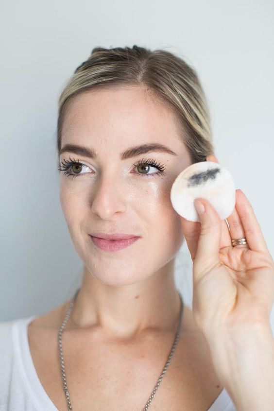 Come struccare gli occhi dal makeup waterproof