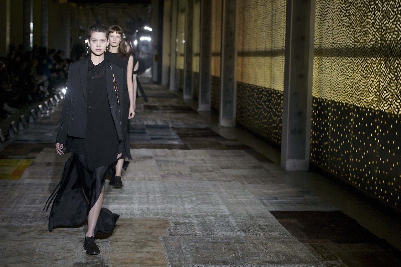 Damir Doma collezione donna autunno inverno 2016 2017: il decostruttivismo disinvolto