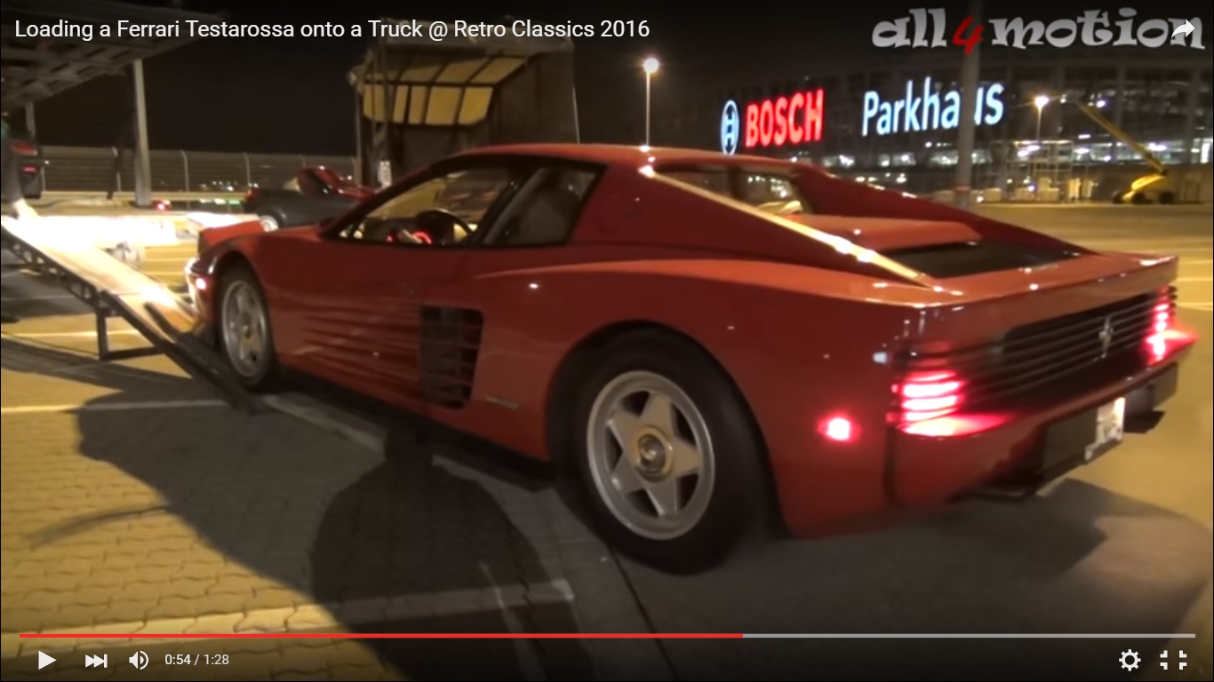 La Ferrari Testarossa sale sul camion a Retro Classics 2016 [Video]