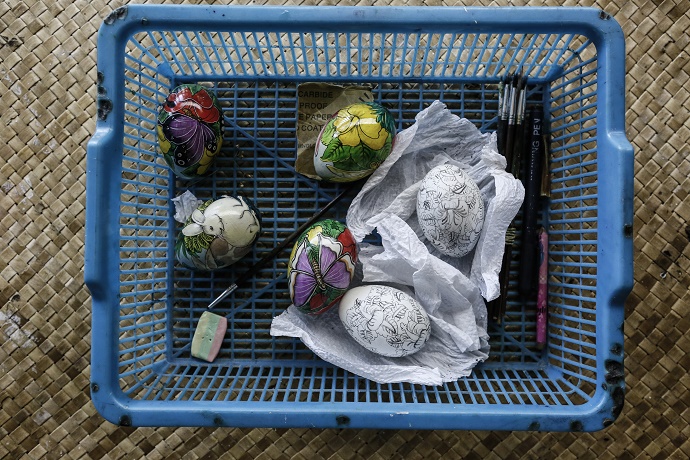 Decorazioni pasquali: la ghirlanda con le uova colorate