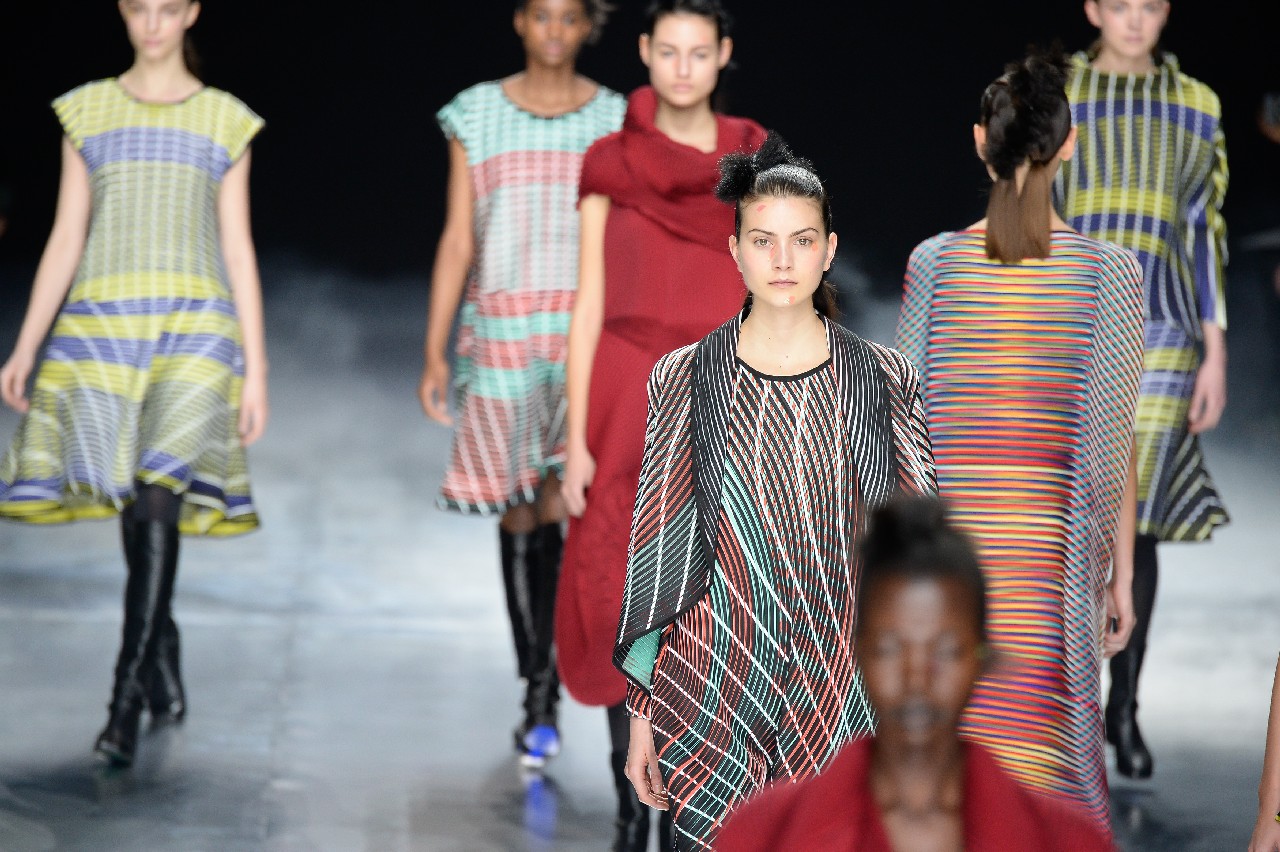 Issey Miyake collezione donna autunno inverno 2016 2017: le galassie inesplorate, la sfilata a Parigi