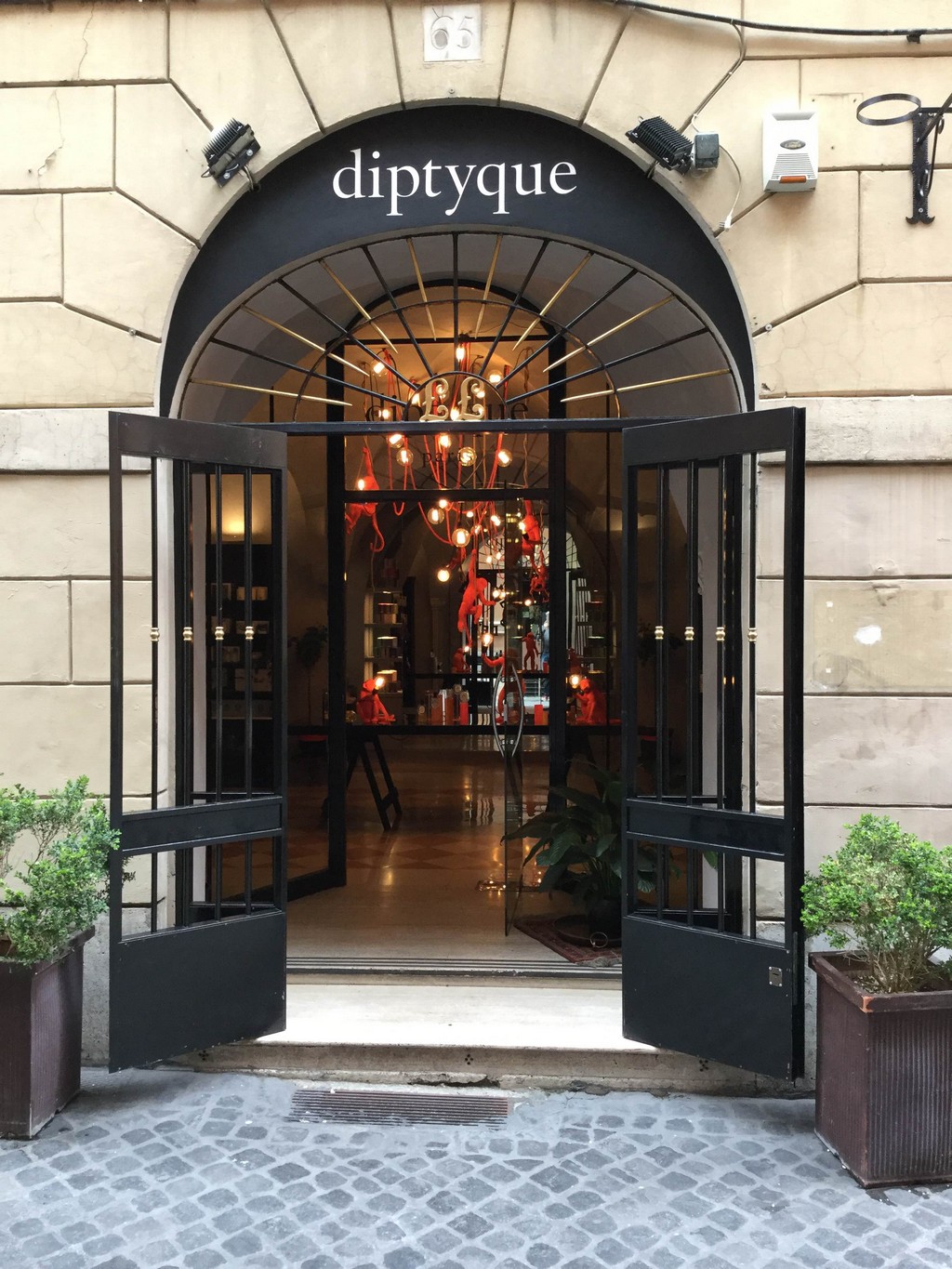 Diptyque Roma: rinnovato il temporary store per celebrare Eau des Sens, le foto