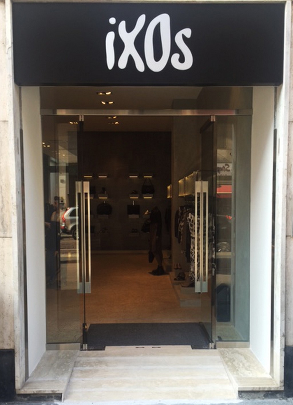 Ixos Malloni Milano: apre la boutique dal brand in corso Genova, le foto
