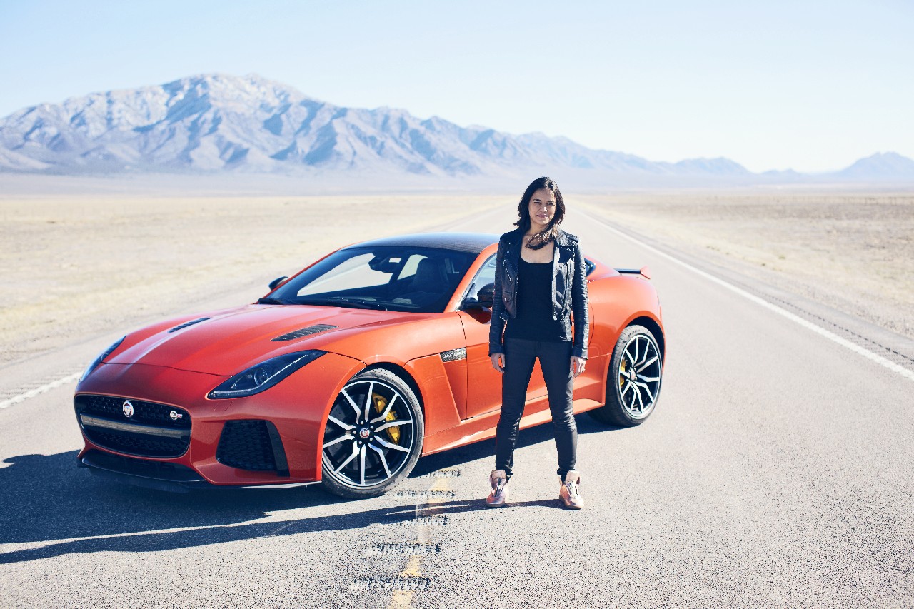 Michelle Rodriguez Jaguar: la star di Fast and Furious alla guida della nuova F-TYPE SVR, video e foto