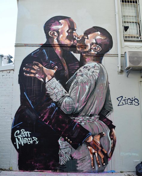Kanye West bacia se stesso in un murale di Scott Marsh