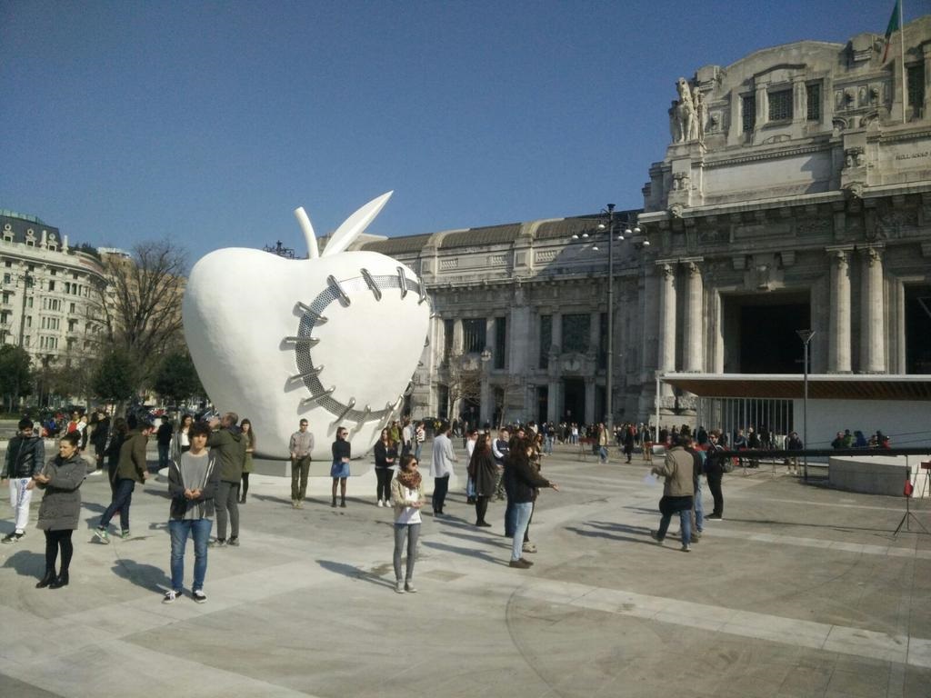 Installata ufficialmente a Milano &#8220;La Mela Reintegrata&#8221; di Michelangelo Pistoletto