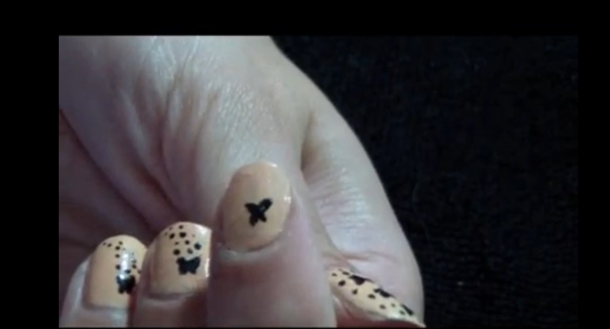 Decorazioni unghie, la nail art con le farfalle per un look femminile