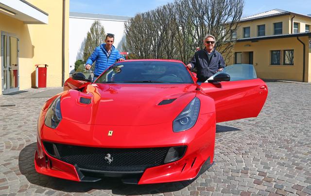 Vincenzo Nibali visita la Ferrari e sale sulla F12tdf