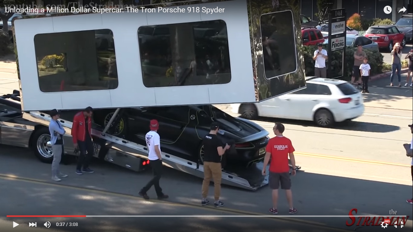 Porsche 918 Spyder scaricata da un camion spaziale [Video]