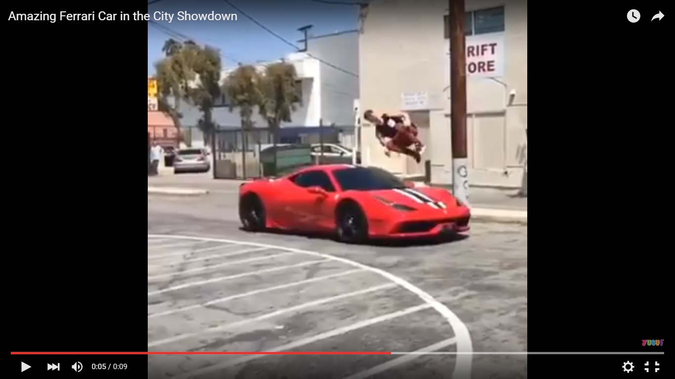 Un tizio salta su una Ferrari 458 Speciale [Video]