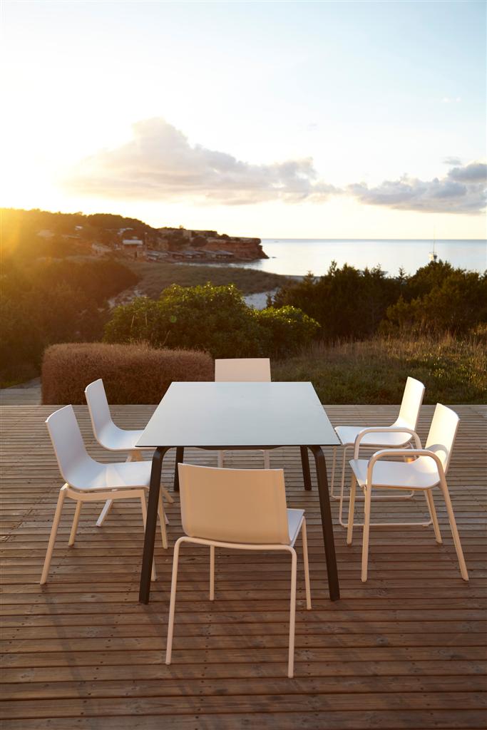 Outdoor design, le sedie Stack di Gandiablasco impilabili e glamour