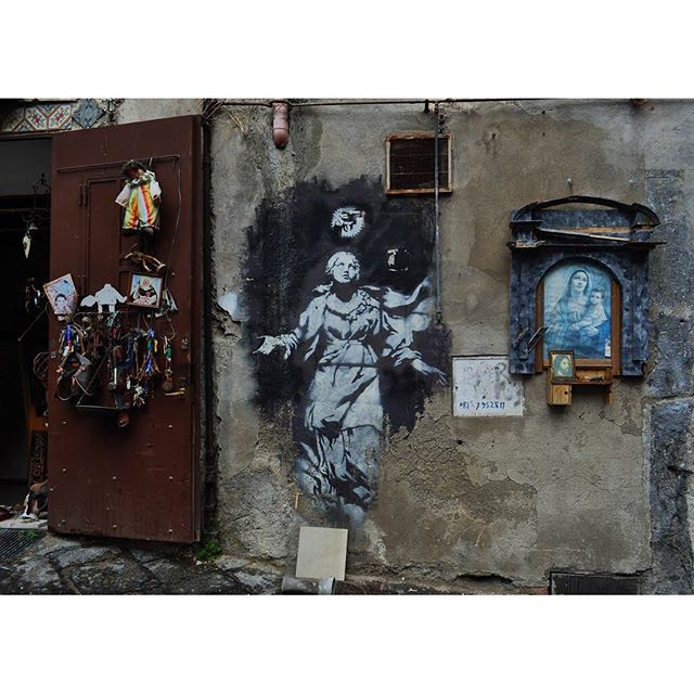 Banksy, una teca per proteggere il murale a Napoli