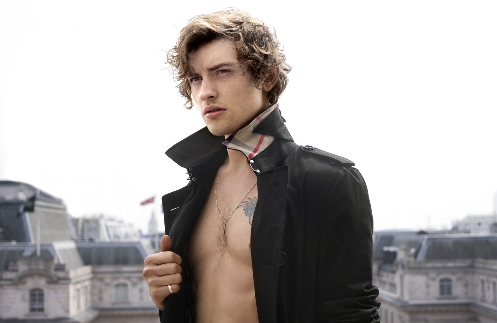 Mr Burberry profumo maschile: il video della campagna pubblicitaria Burberry con Josh Whitehouse e Amber Anderson