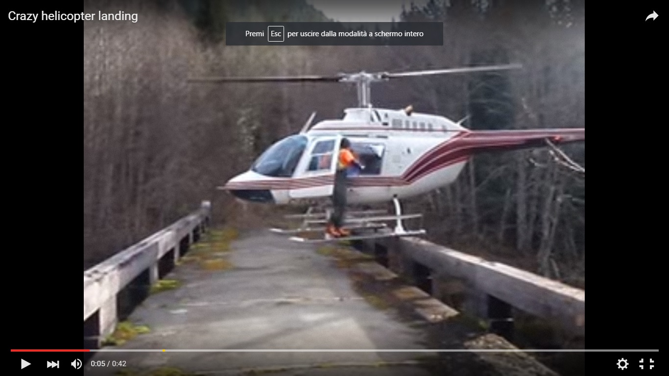 Elicottero atterra sul parapetto di un ponte [Video]