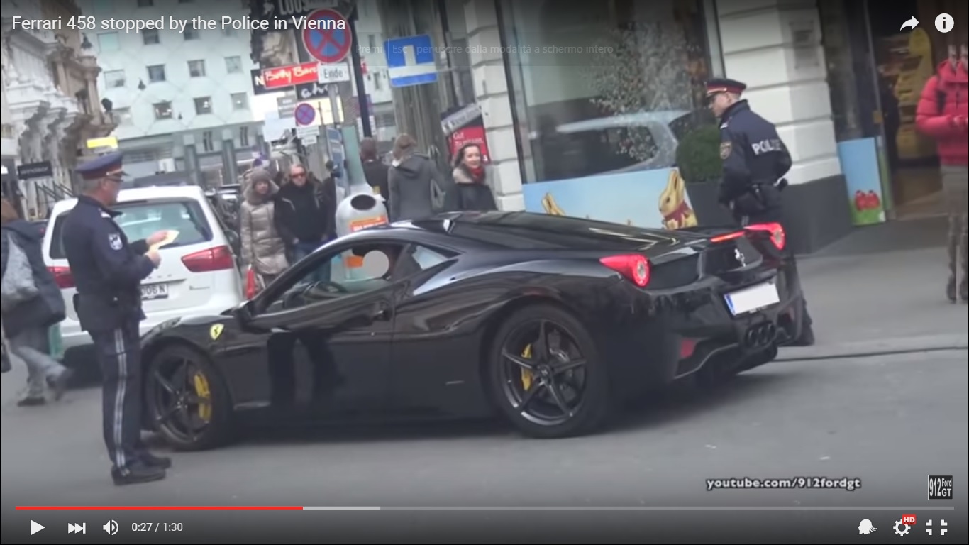 Ferrari 458 Italia: multa della polizia a Vienna [Video]