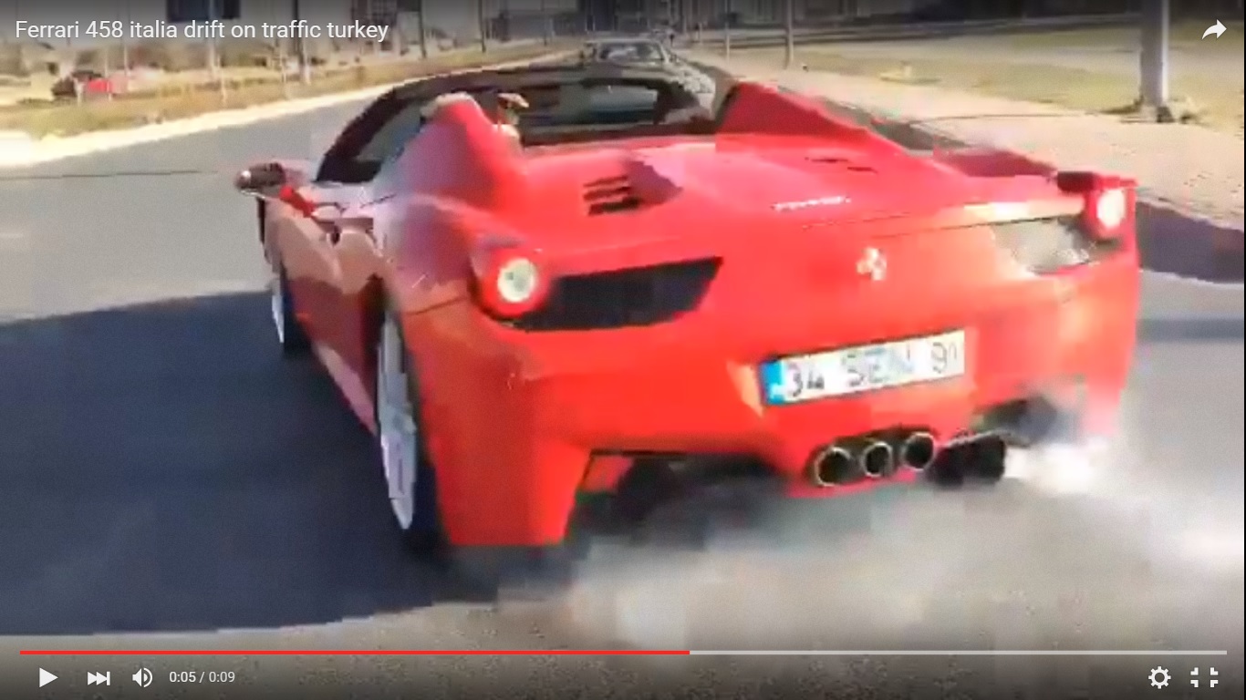 Tizio fa il fenomeno con la Ferrari 458 Spider [Video]