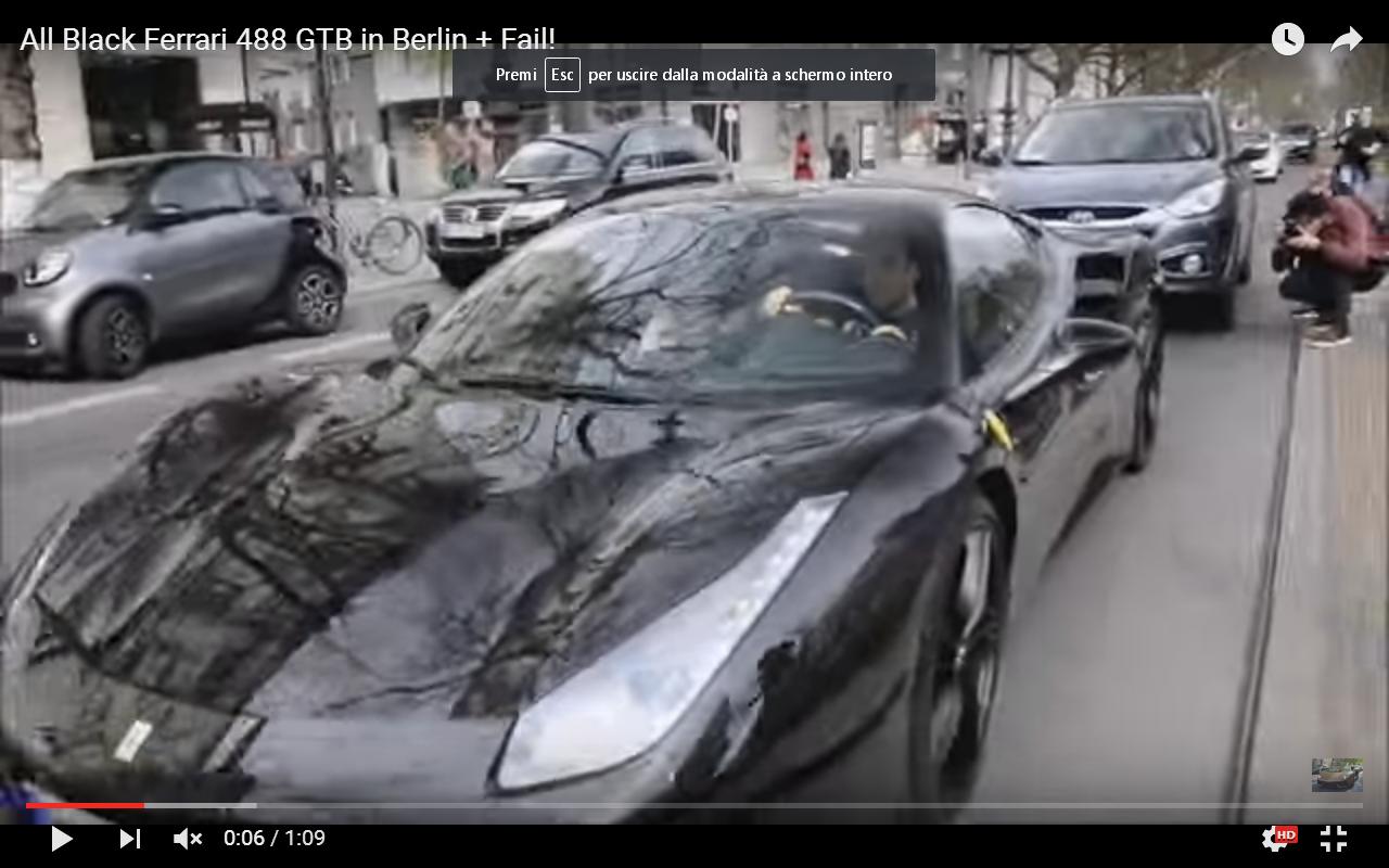 Appassionato cade per riprendere la Ferrari 488 GTB [Video]