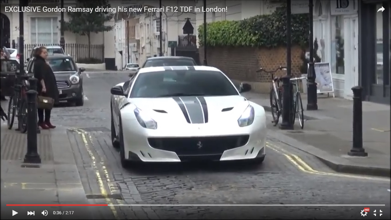 Gordon Ramsay con la Ferrari F12tdf a Londra [Video]