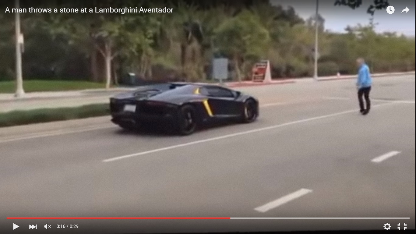 Uomo tira pietra contro una Lamborghini Aventador [Video]