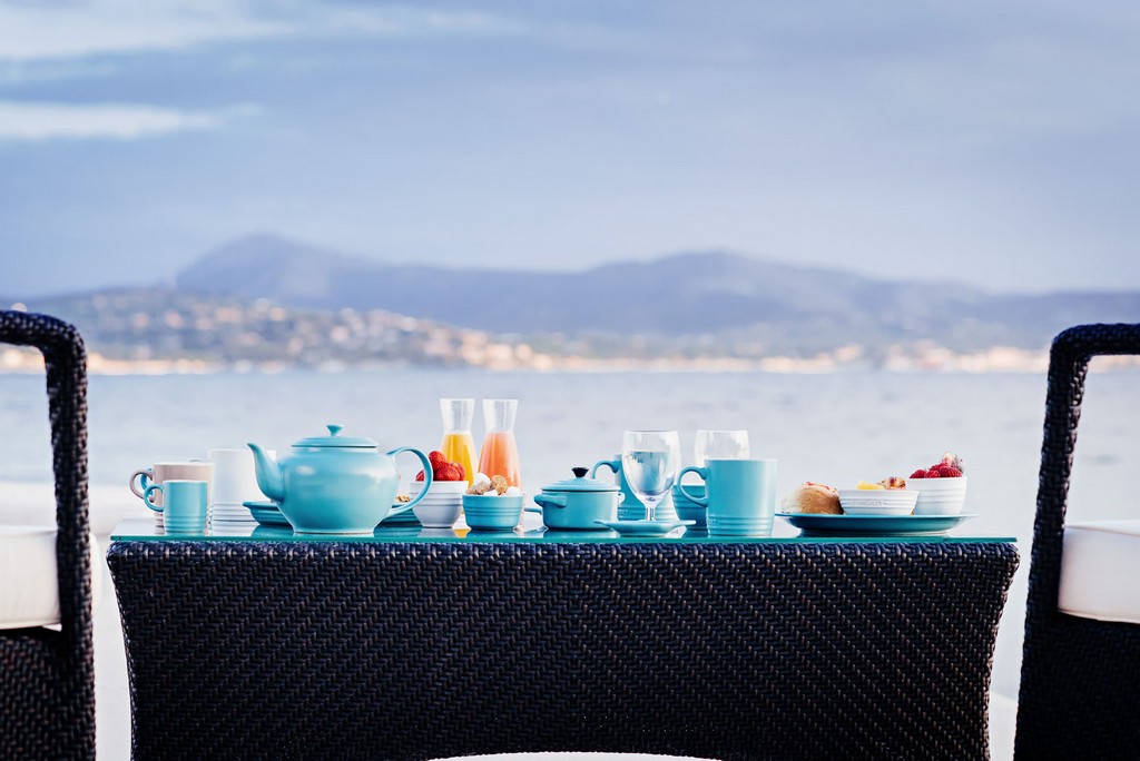 Le Creuset presenta il nuovo colore Blu Riviera per Mate à croquer, le foto