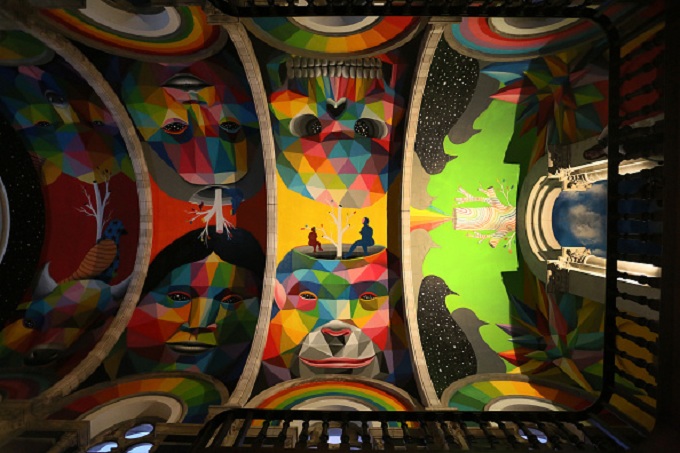 La Street art di Okuda San Miguel trasforma ex chiese di Spagna e Marocco