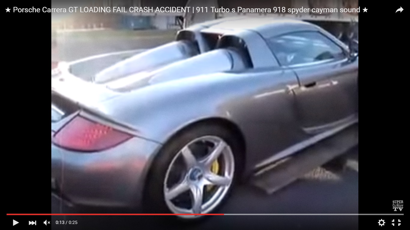 Porsche Carrera GT: incidente per caricarla sul camion [Video]