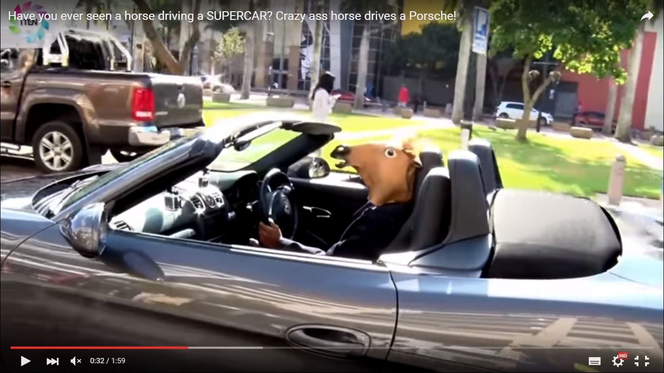 Un &#8220;cavallo&#8221; guida una Porsche Boxster [Video]