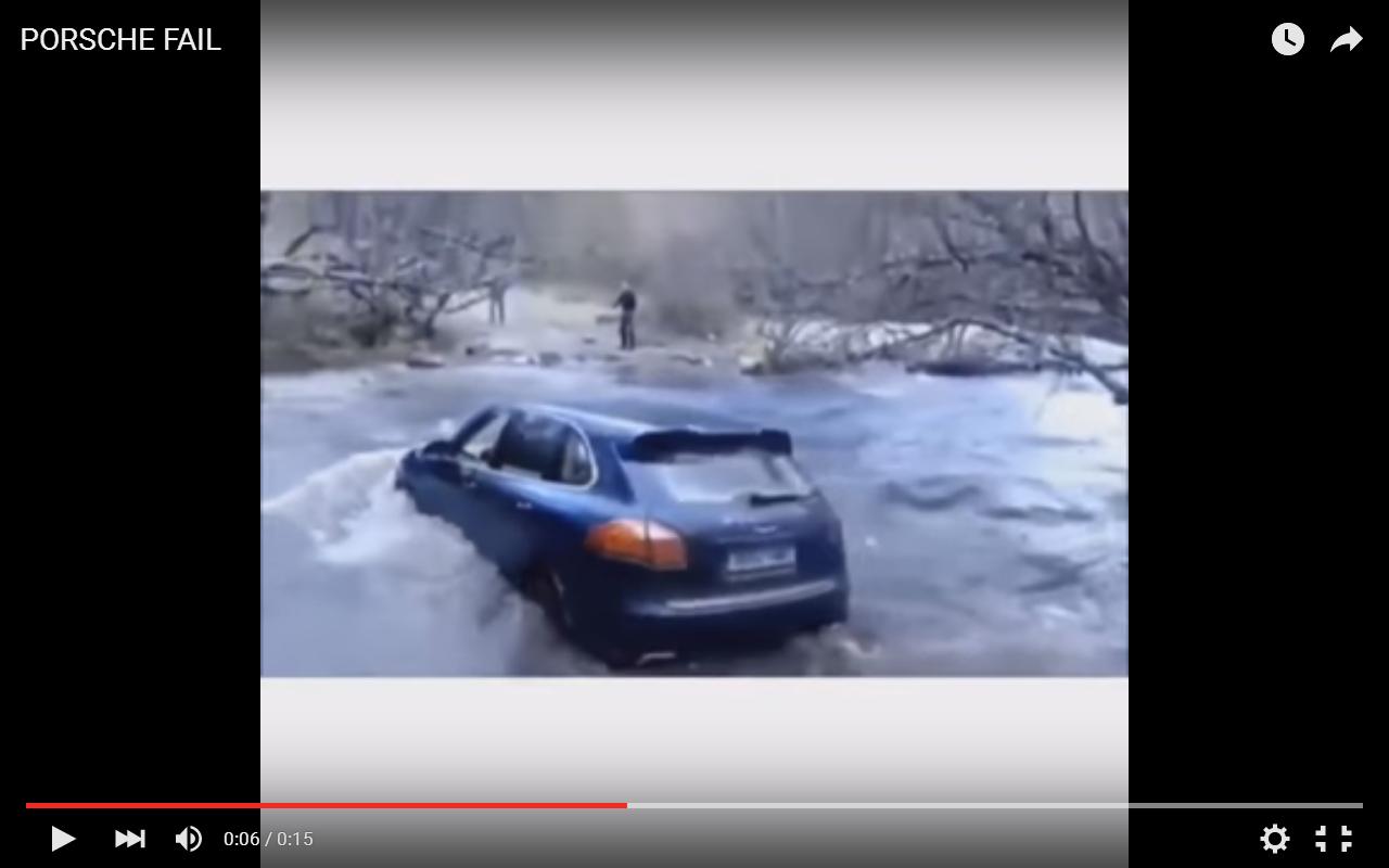 Porsche Cayenne trascinata dalla corrente nel fiume [Video]
