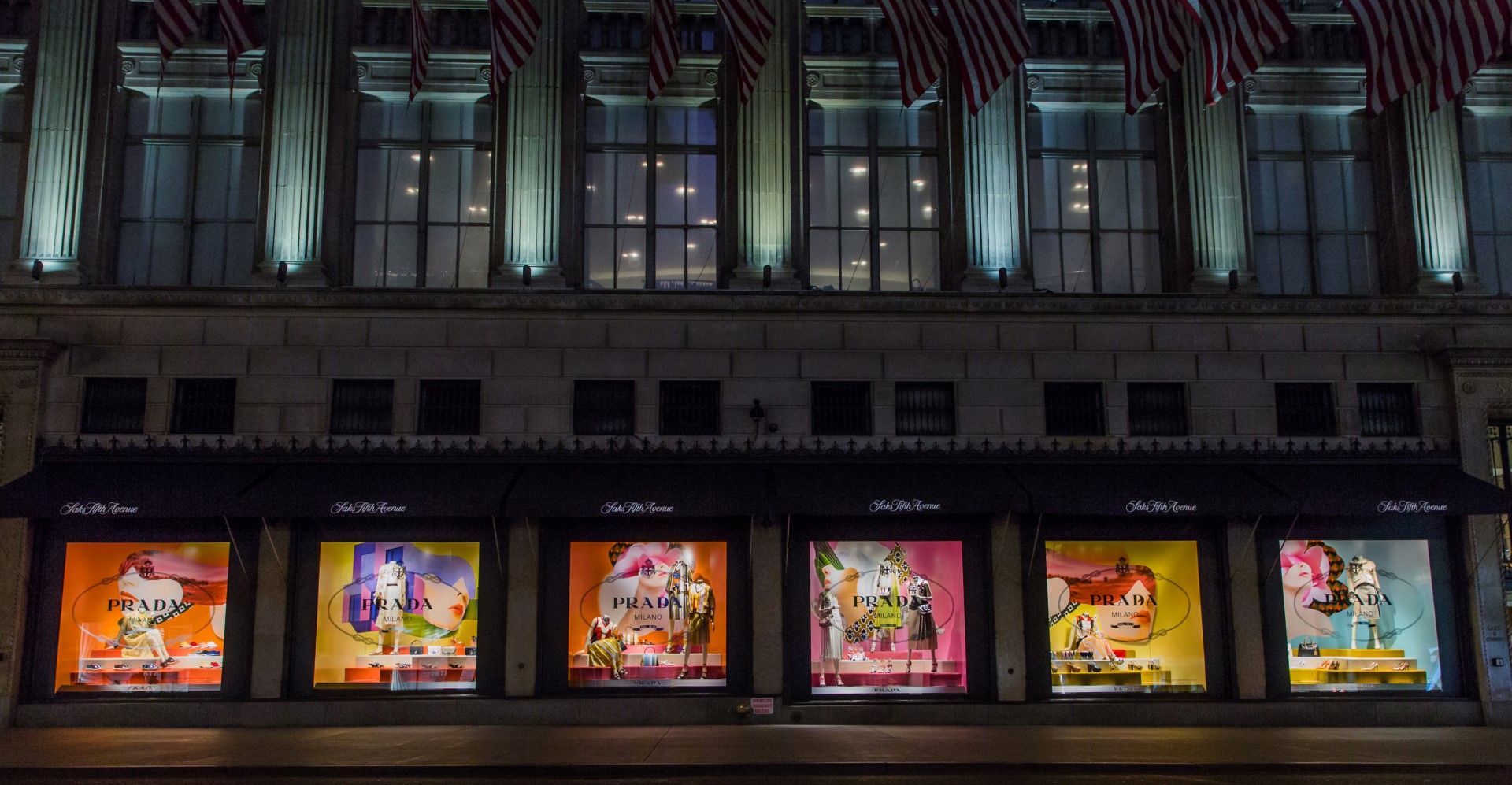 Prada Saks Fifth Avenue New York: il nuovo corner e le vetrine dedicate alle calzature donna, le foto
