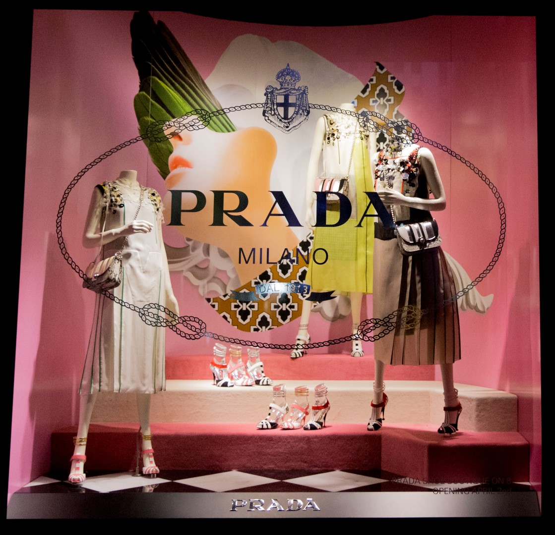 Prada Saks Fifth Avenue New York: il nuovo corner e le vetrine dedicate alle calzature donna