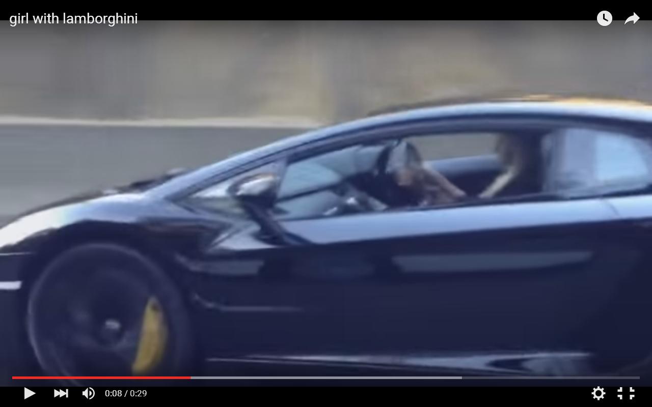 Ragazza al volante di una Lamborghini Aventador [Video]