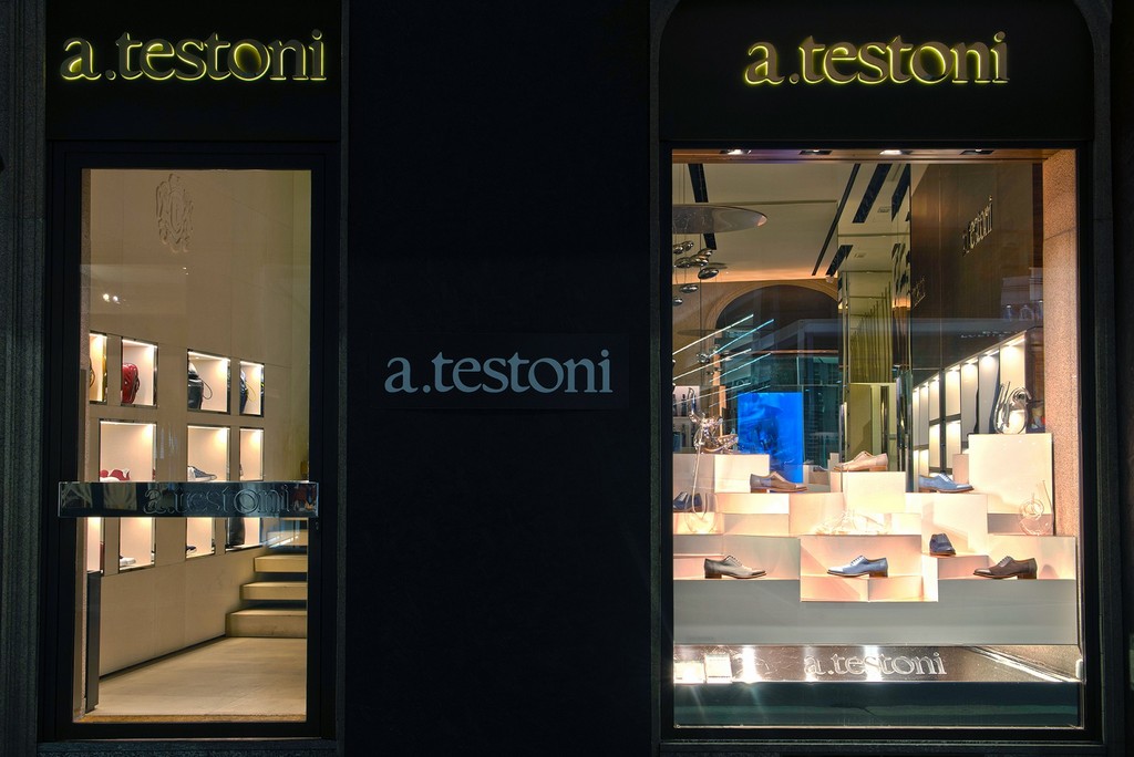 Fuorisalone 2016 Milano: a.testoni e i decanter Riedel in via Montenapoleone, le foto