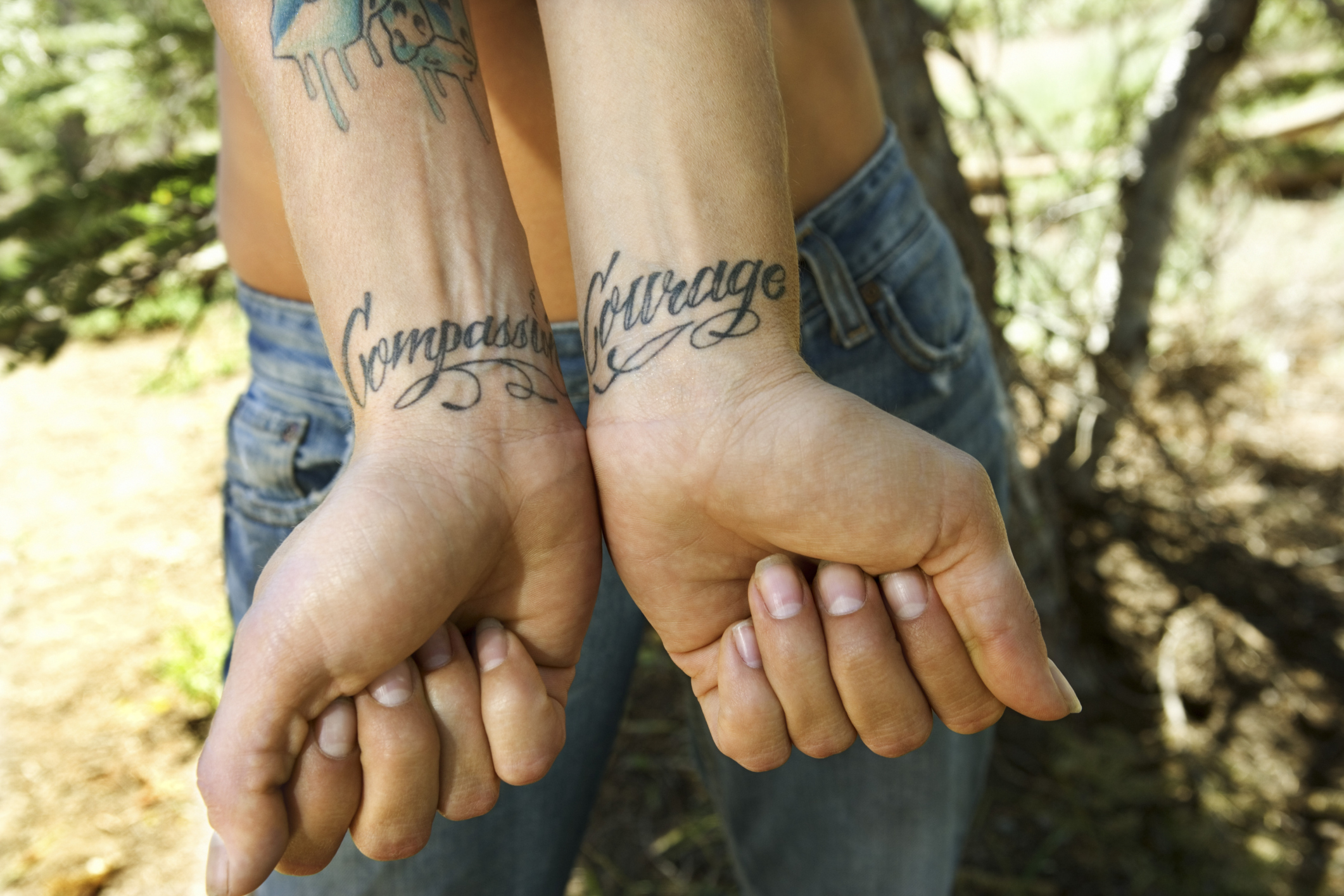 Tatuaggi sul polso interno: le scritte più belle