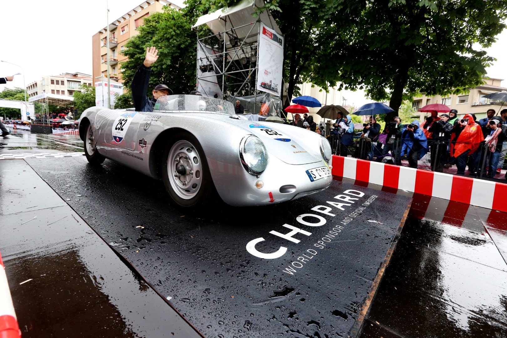 Mille Miglia 2016: Chopard presenta il nuovo Mille Miglia 2016 XL Race Edition per la corsa più bella del mondo