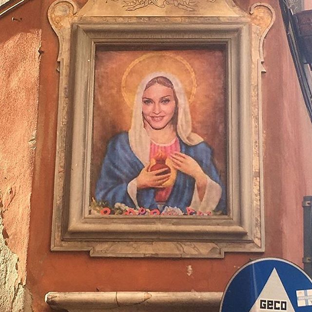 Roma, la pop star Madonna sostituisce l&#8217;edicola sacra in via di Panico