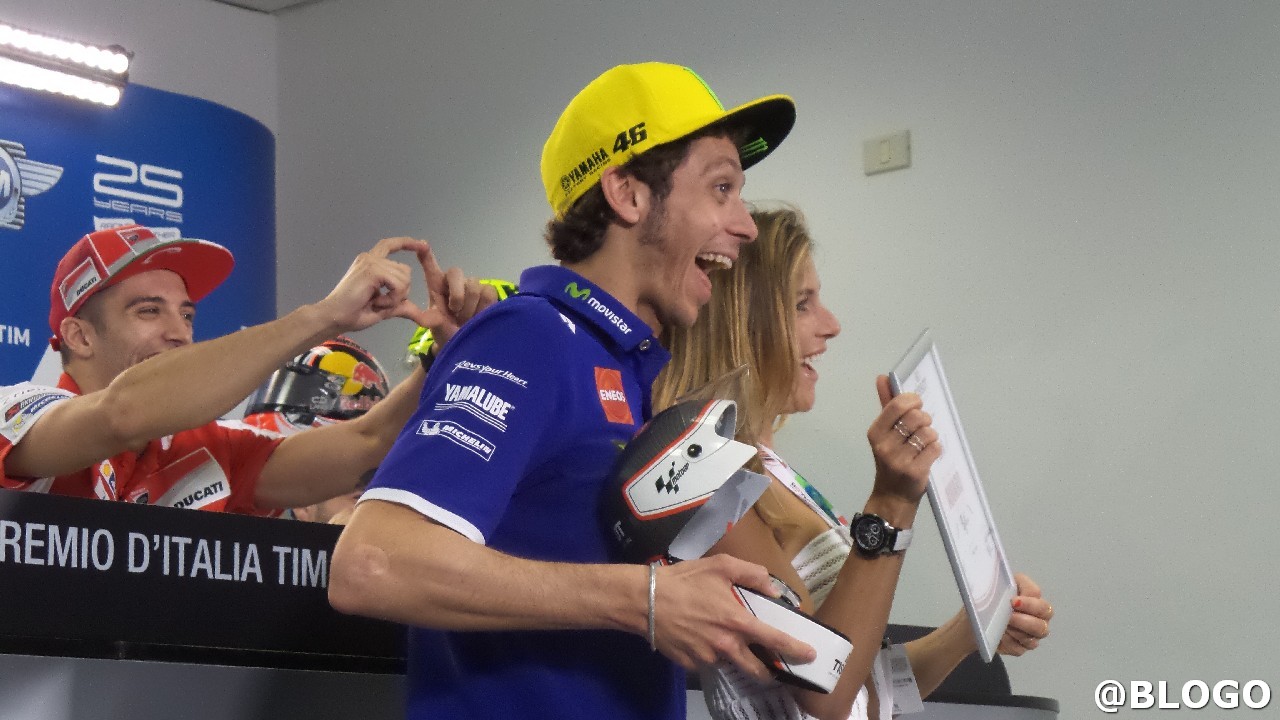 MotoGP Mugello 2016: la pole di Valentino Rossi, premiato da Eleonora Pedron con il Tissot Pole Position Awards