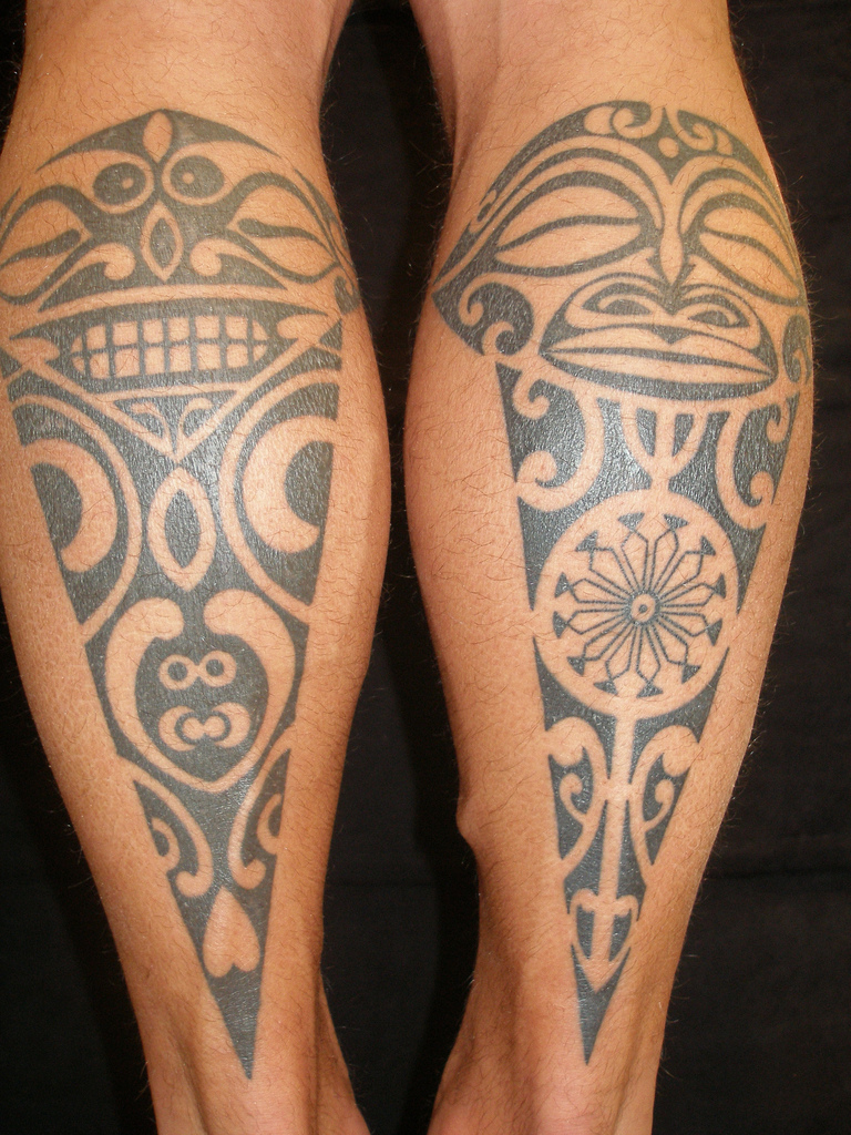 Tatuaggio tribale sul polpaccio